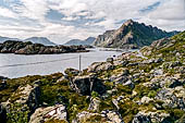 Le isole Lofoten Norvegia. Hennigsvaerstraumen lo stretto che separa Austvagoya da Vestvagoy. 